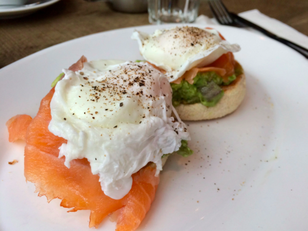Servinis-Eggs-benedict-with-smoked-salmon.png